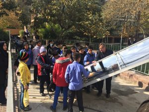 بازدید دانش آموزان تهرانی از سامانه متمرکز کننده خورشیدی